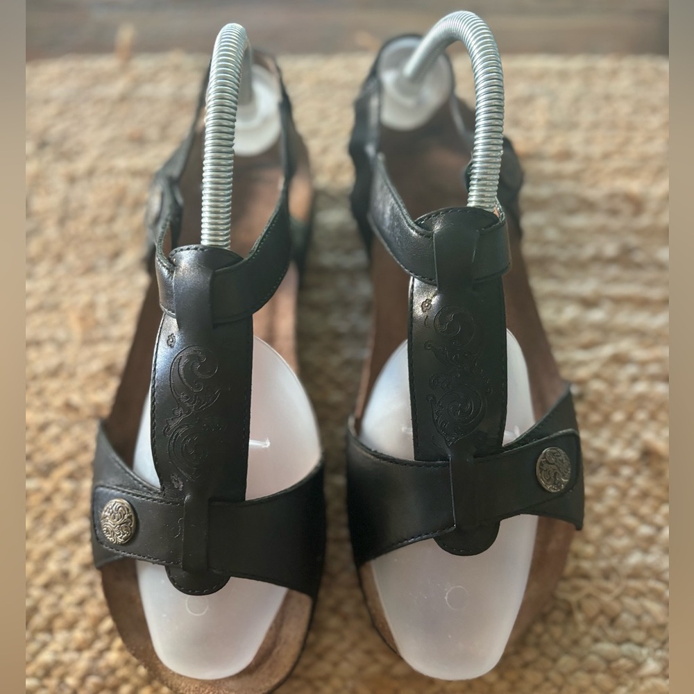 Dansko Vintage Leather cutout Sandals Women's Size 39(9) with Metal buttons